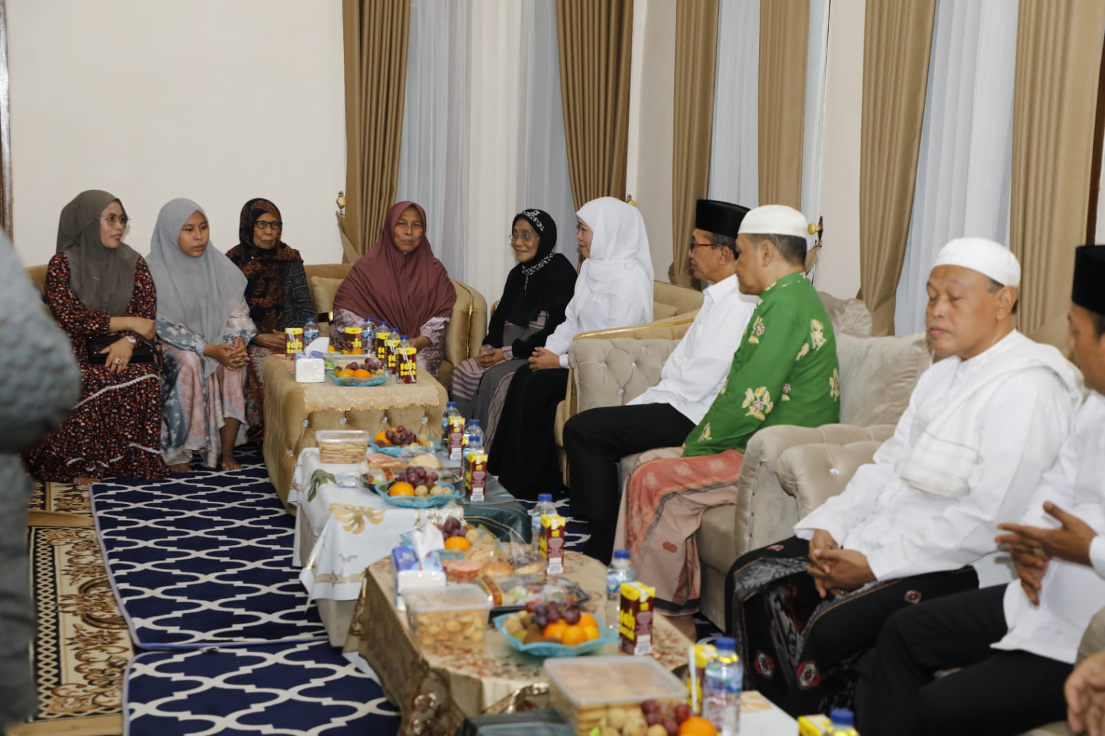 Keterangan foto: Gubernur Jawa Timur, Khofifah Indar Parawansa saat takziah di Kediaman Almarhum Ketua PCNU Pamekasan.