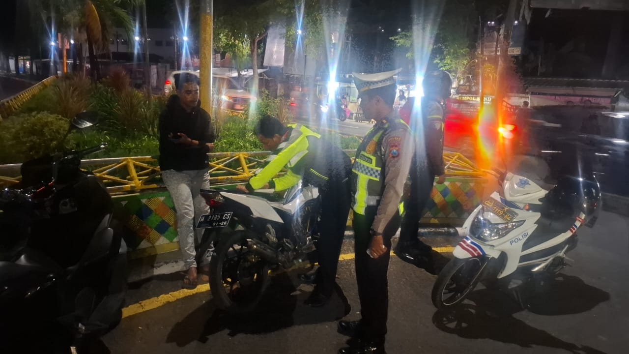 Keterangan foto: Sejumlah polisi tengah melakukan razia.