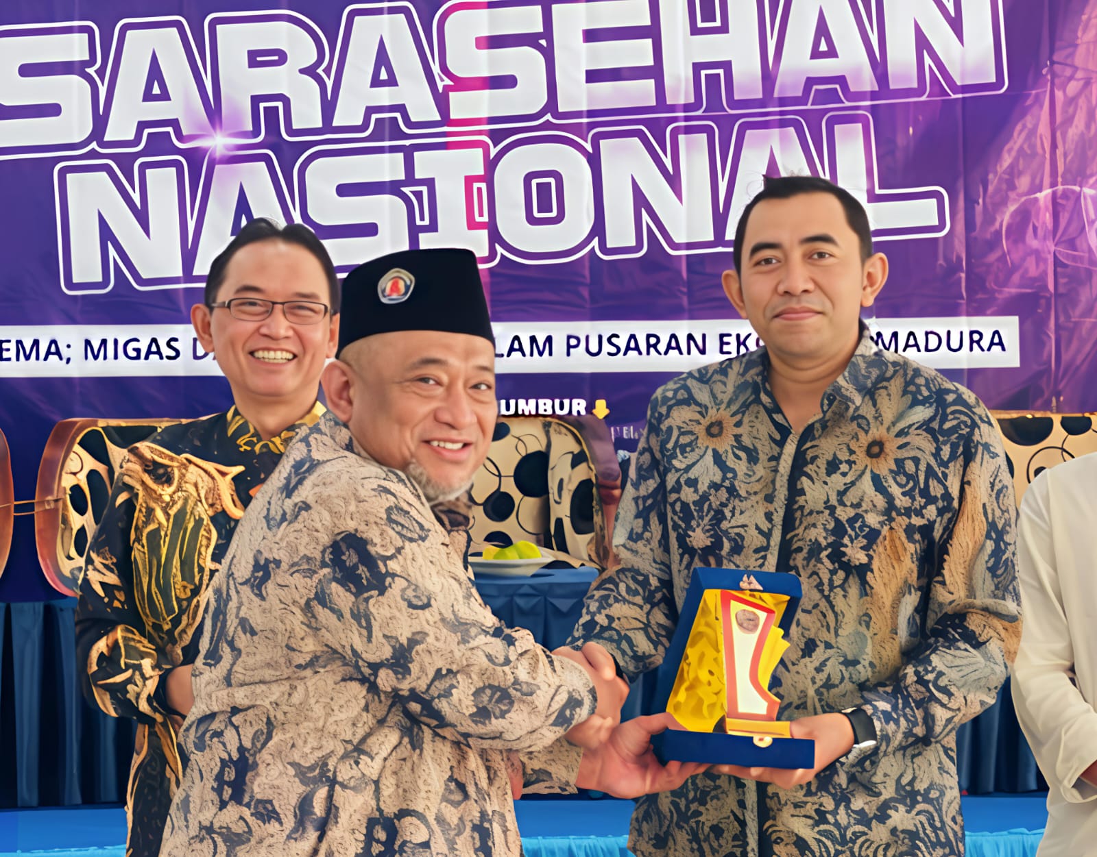 Boss HR menerima cinderamata dari Rektor Unira.