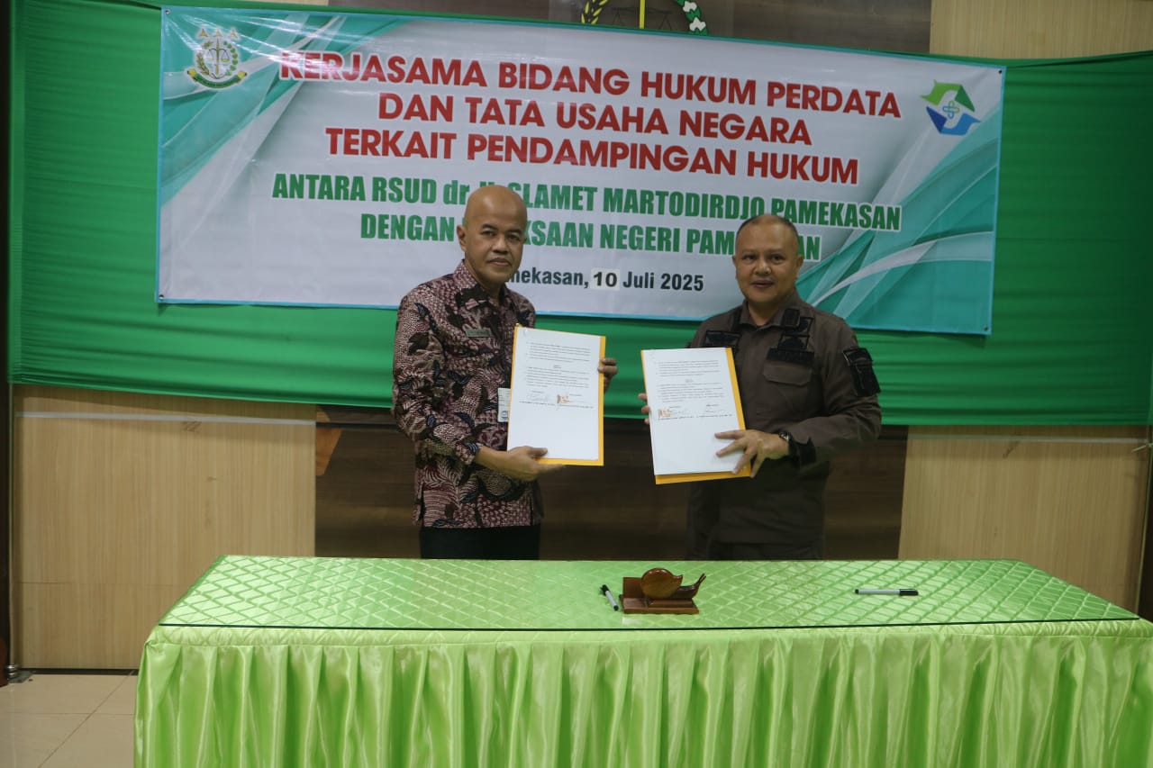 Direktur RSUD dr. Raden Budi Santoso dan Kepala Kejaksaan Negeri Pamekasan, Dr. Muhammad Samuda sesi foto bersama usai melakukan penandatanganan MoU.