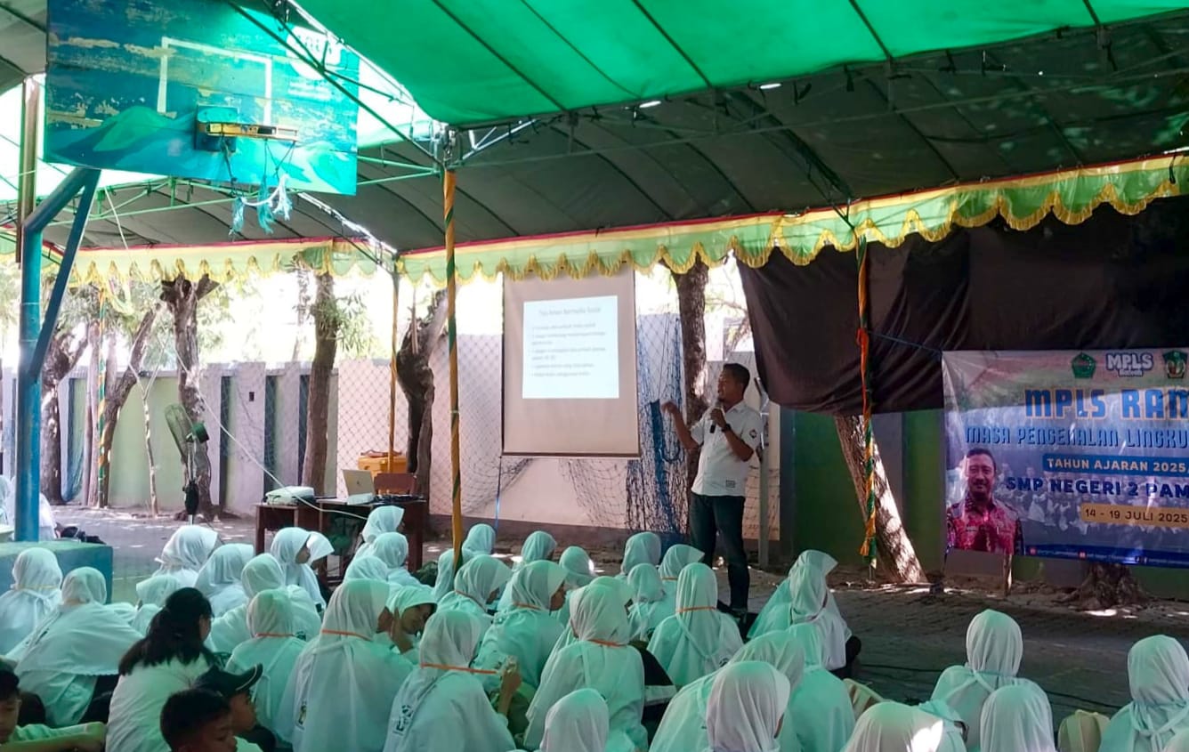 Keterangan foto: Ketua Jurnalis Center Pamekasan, Achmad Jadid, saat memaparkan materi di hadapan ratusan siswa baru.