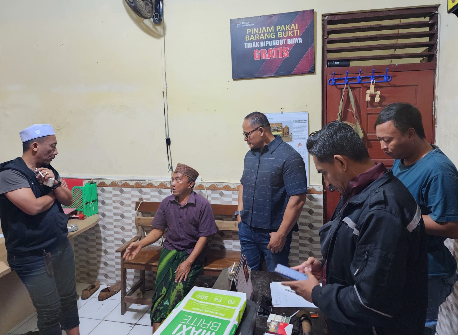 Seorang pria berinisial S (43), warga Desa Ambender, Kecamatan Pegantenan, berhasil diamankan aparat Polsek Pegantenan.