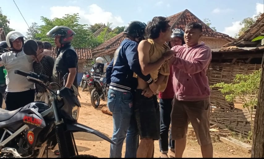 Keterangan foto: Suasana penggerebekan sarang narkoba di Desa Campor, Kecamatan Proppo, Pamekasan.