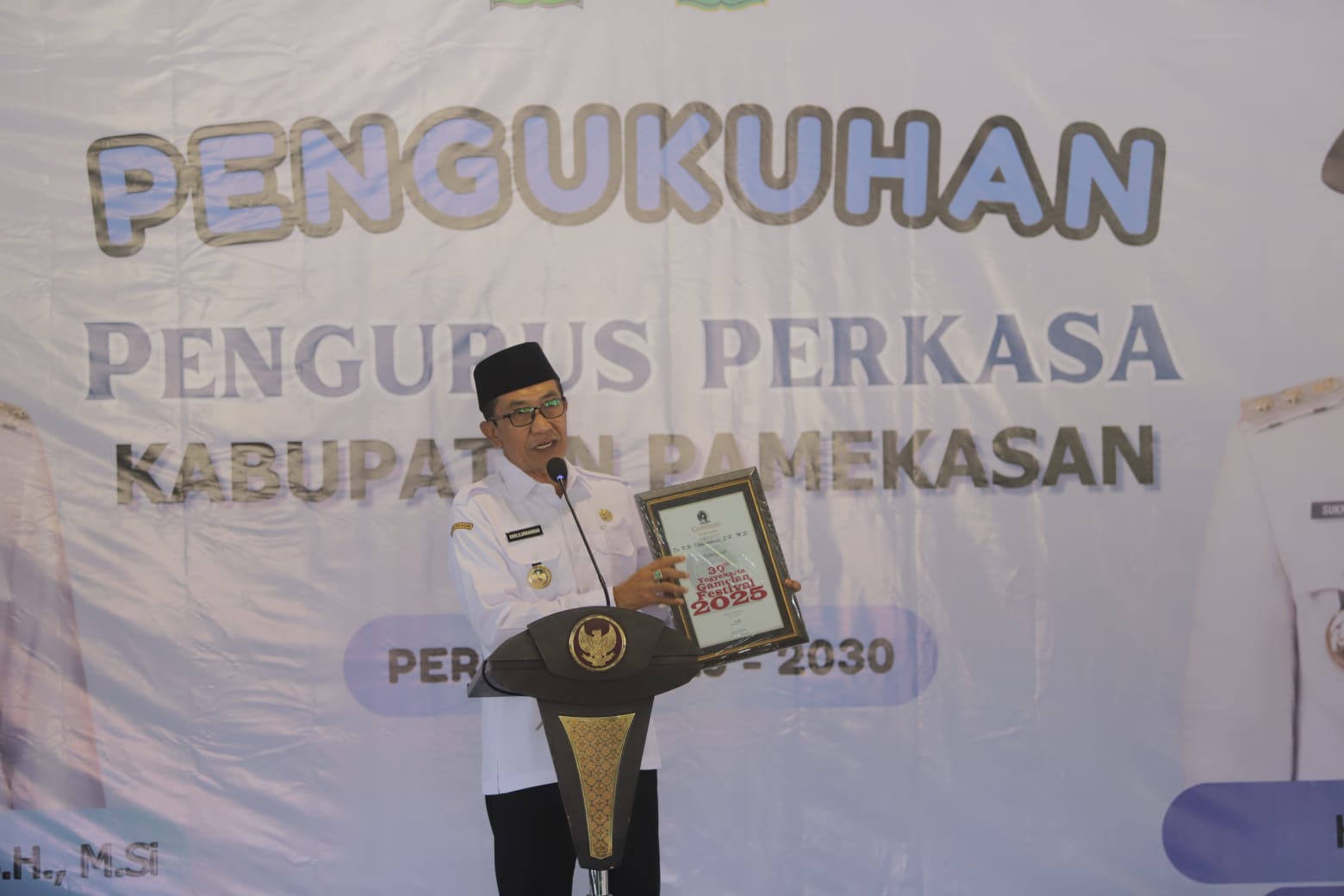Keterangan foto: Bupati Pamekasan, KH Kholilurrahman saat memberikan sambutan di acara pengukuhan Perkasa Pamekasan Periode 2025-2030.