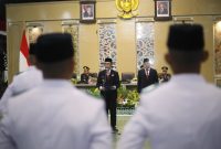 Bupati Pamekasan KH Kholilurrahman saat mengukuhkan 74 anggota Paskibraka.