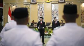 Bupati Pamekasan KH Kholilurrahman saat mengukuhkan 74 anggota Paskibraka.