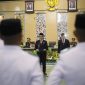 Bupati Pamekasan KH Kholilurrahman saat mengukuhkan 74 anggota Paskibraka.