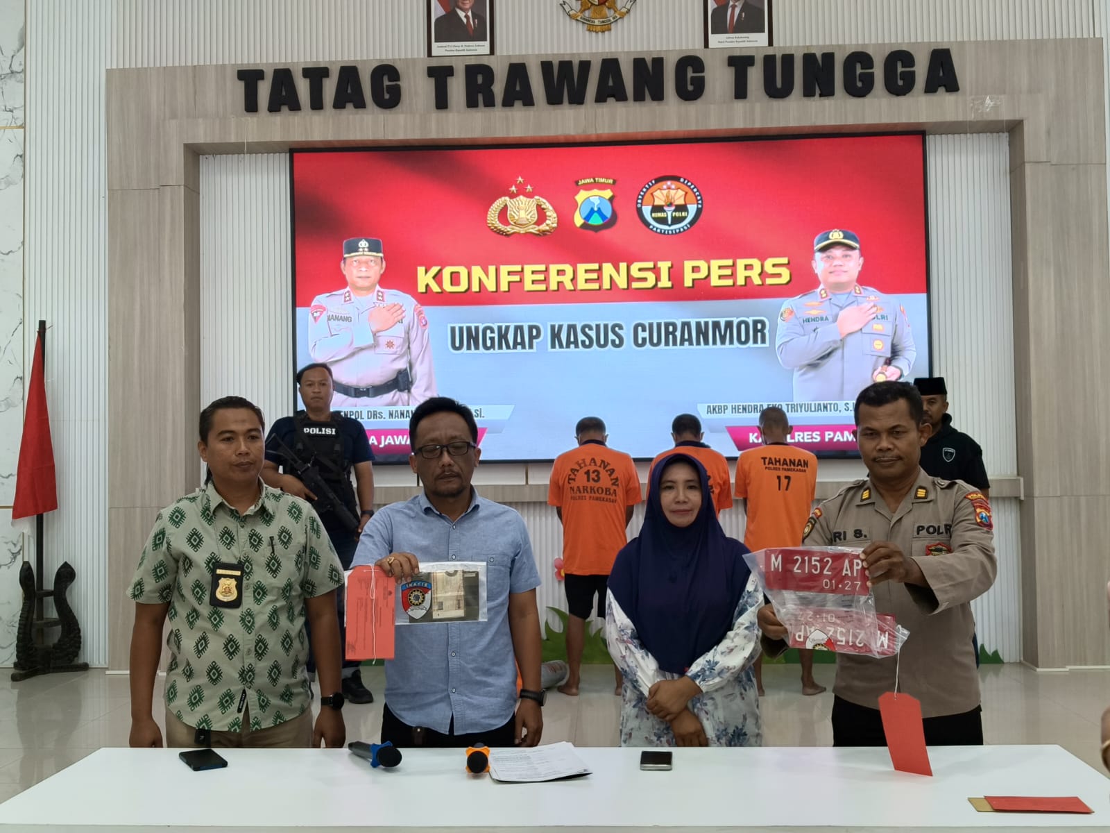 Keterangan Foto: Kasat Reskrim Polres Pamekasan, AKP Doni Setiawan saat menggelar konferensi pers.