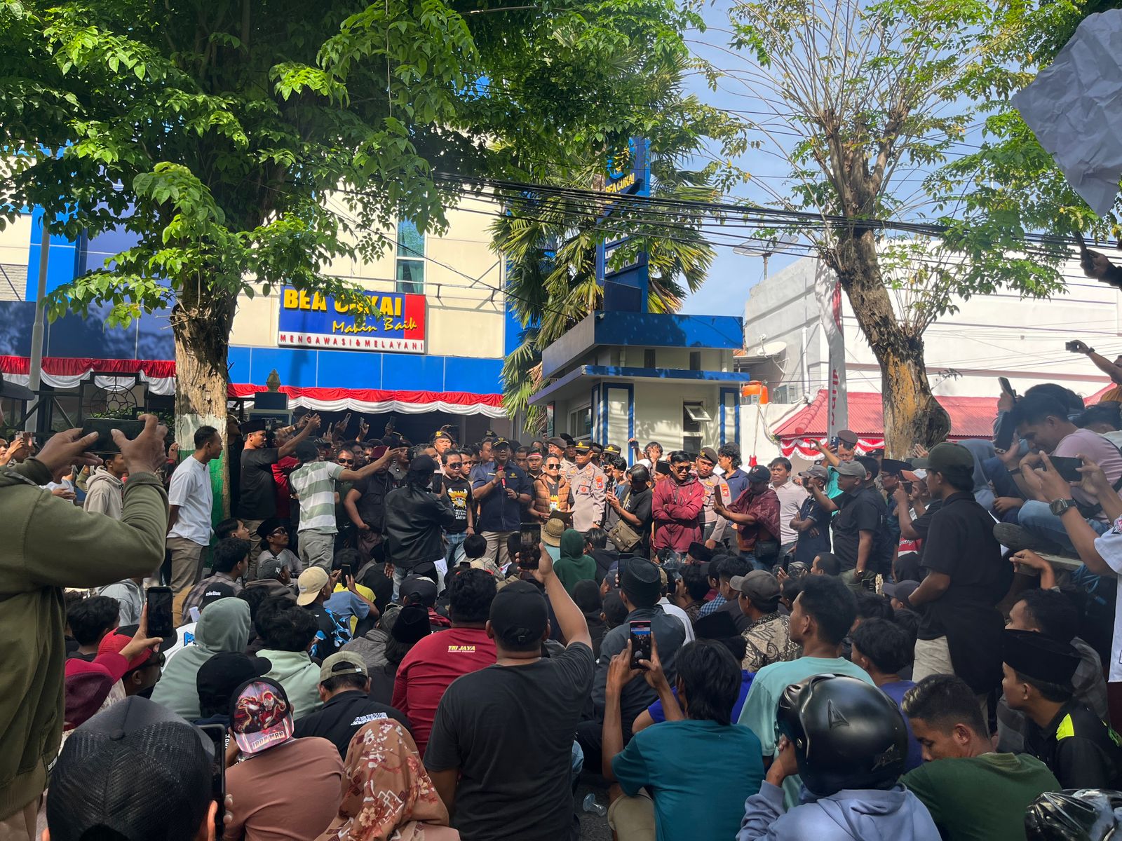 Kepala Bea Cukai Madura, Novian Dermawan saat menemui massa aksi