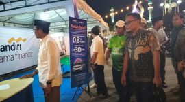 Keterangan foto: Bupati Pamekasan, KH. Kholilurrahman saat mengunjungi stand di Pamekasan Expo 2025 Meriahkan HUT ke-12 Gapura Indonesia.