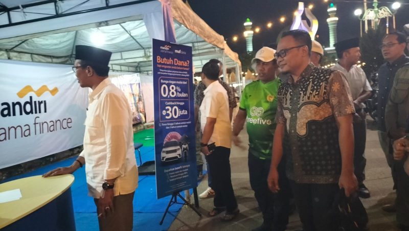 Keterangan foto: Bupati Pamekasan, KH. Kholilurrahman saat mengunjungi stand di Pamekasan Expo 2025 Meriahkan HUT ke-12 Gapura Indonesia.