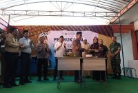 Keterangan foto: Pemotongan tumpeng sebagai tanda diresmikannya Sekolah Rakyat Menengah Pertama (SRMP) 29 Pamekasan.