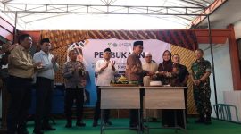 Keterangan foto: Pemotongan tumpeng sebagai tanda diresmikannya Sekolah Rakyat Menengah Pertama (SRMP) 29 Pamekasan.