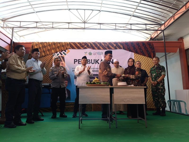 Keterangan foto: Pemotongan tumpeng sebagai tanda diresmikannya Sekolah Rakyat Menengah Pertama (SRMP) 29 Pamekasan.