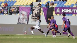 Pemain Madura United dikawal ketat oleh Tim Tuan Rumah.