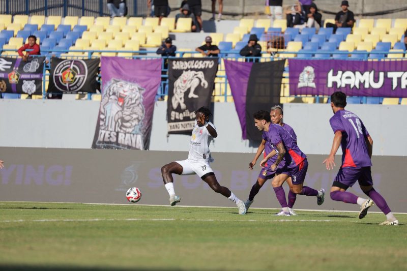 Pemain Madura United dikawal ketat oleh Tim Tuan Rumah.