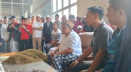 H. Hairul Umam (H. Her), Ketua Umum Paguyuban Pelopor Petani dan Pedagang Tembakau se-Madura (P4TM) saat melakukan pembelian.