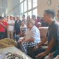 H. Hairul Umam (H. Her), Ketua Umum Paguyuban Pelopor Petani dan Pedagang Tembakau se-Madura (P4TM) saat melakukan pembelian.