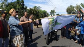 Ketua Umum P4TM, H. Hairul Umam saat memberangkatkan konvoi tembakau.