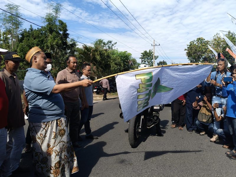 Ketua Umum P4TM, H. Hairul Umam saat memberangkatkan konvoi tembakau.
