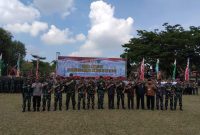 Prosesi foto bersama setelah upacara penutupan TMMD di Lapangan Nagara Bakhti Pendopo Ronggosukowati Pamekasan.