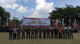 Prosesi foto bersama setelah upacara penutupan TMMD di Lapangan Nagara Bakhti Pendopo Ronggosukowati Pamekasan.