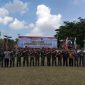 Prosesi foto bersama setelah upacara penutupan TMMD di Lapangan Nagara Bakhti Pendopo Ronggosukowati Pamekasan.