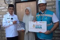 Bupati Pamekasan, KH Kholilurrahman bersama PLN UP3 Madura menyerahkan bantuan ke penerima.