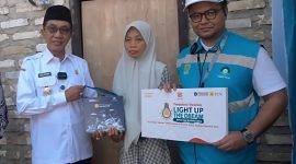 Bupati Pamekasan, KH Kholilurrahman bersama PLN UP3 Madura menyerahkan bantuan ke penerima.