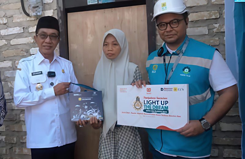 Bupati Pamekasan, KH Kholilurrahman bersama PLN UP3 Madura menyerahkan bantuan ke penerima.