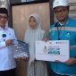 Bupati Pamekasan, KH Kholilurrahman bersama PLN UP3 Madura menyerahkan bantuan ke penerima.
