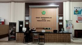Keterangan Foto: Petugas Disdukcapil Pamekasan saat melayani masyarakat.