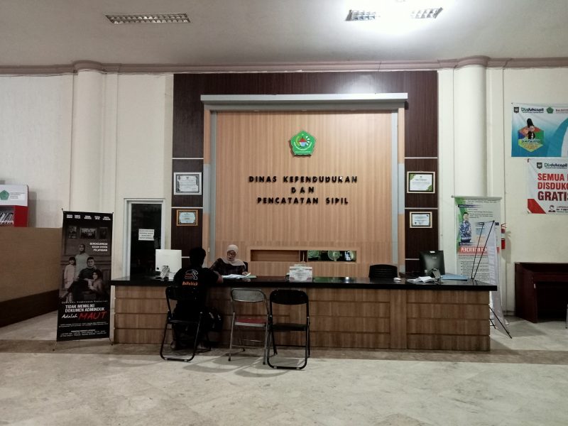 Keterangan Foto: Petugas Disdukcapil Pamekasan saat melayani masyarakat.