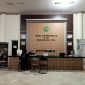 Keterangan Foto: Petugas Disdukcapil Pamekasan saat melayani masyarakat.