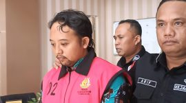 Pengelola sekaligus Kepala Unit UPS Palengaan, MB saat digiring ke Mobil menuju Lapas Pamekasan.