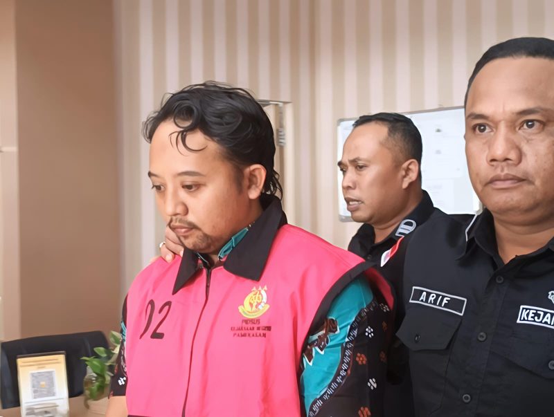 Pengelola sekaligus Kepala Unit UPS Palengaan, MB saat digiring ke Mobil menuju Lapas Pamekasan.