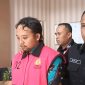 Pengelola sekaligus Kepala Unit UPS Palengaan, MB saat digiring ke Mobil menuju Lapas Pamekasan.