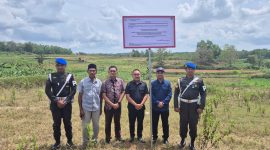 Keterangan foto: Kejari Pamekasan saat memasang plang penyitaan aset di tanah milik H, Agen UPS Palengaan, Pamekasan.