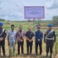Keterangan foto: Kejari Pamekasan saat memasang plang penyitaan aset di tanah milik H, Agen UPS Palengaan, Pamekasan.