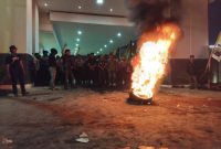 Massa aksi membakar Ban bekas di depan pintu utama Polres Pamekasan.