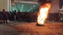 Massa aksi membakar Ban bekas di depan pintu utama Polres Pamekasan.