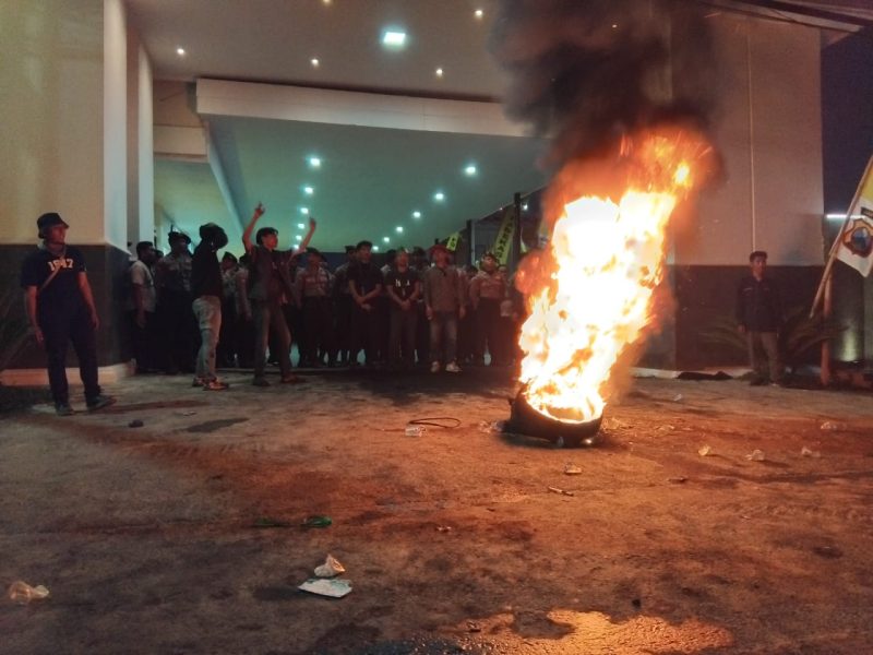 Massa aksi membakar Ban bekas di depan pintu utama Polres Pamekasan.