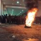Massa aksi membakar Ban bekas di depan pintu utama Polres Pamekasan.