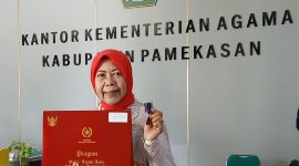 Guru MAN 2 Pamekasan, Chandra Kirana memperlihatkan Satyalancana Karya Satya dari Presiden Prabowo.