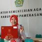 Guru MAN 2 Pamekasan, Chandra Kirana memperlihatkan Satyalancana Karya Satya dari Presiden Prabowo.