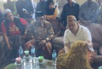 Bupati Pamekasan, KH Kholilurrahman saat memantau langsung transaksi jual beli tembakau di Gudang Haji Her.