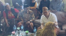 Bupati Pamekasan, KH Kholilurrahman saat memantau langsung transaksi jual beli tembakau di Gudang Haji Her.
