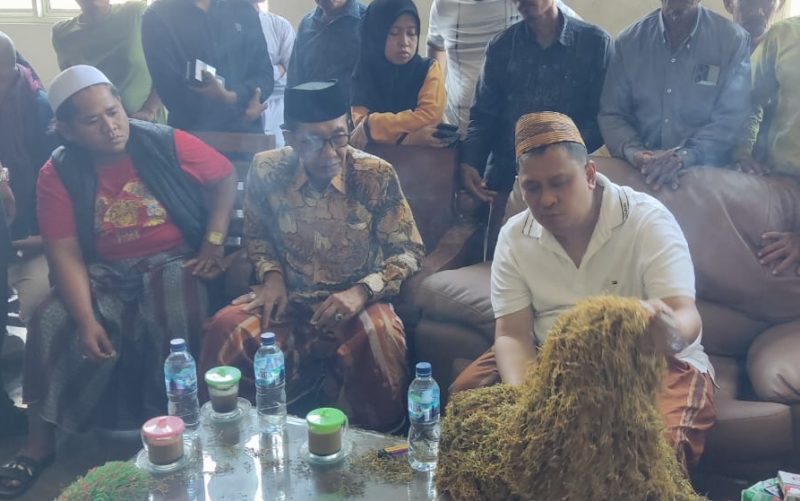 Bupati Pamekasan, KH Kholilurrahman saat memantau langsung transaksi jual beli tembakau di Gudang Haji Her.