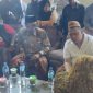 Bupati Pamekasan, KH Kholilurrahman saat memantau langsung transaksi jual beli tembakau di Gudang Haji Her.