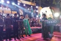 Keterangan foto: Bupati Pamekasan, KH Kholilurrahman secara resmi memberangkatkan festival musik daul.